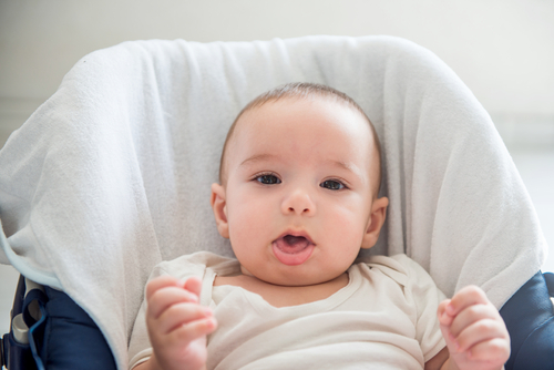 Om en vuxen eller ett äldre syskon i en familj konstaterats ha kikhosta ska spädbarn i den familjen behandlas med antibiotika i förebyggande syfte. Foto: Shutterstock